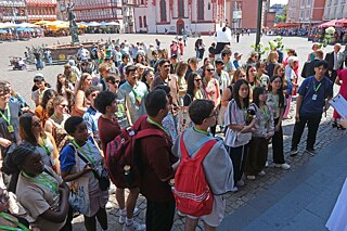 Jugendliche in Frankfurt vor dem Rathaus