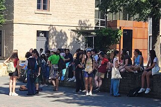Jugendliche erholen sich im Schatten