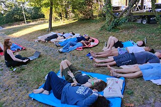 Jugendliche entspannen auf einer Wiese.