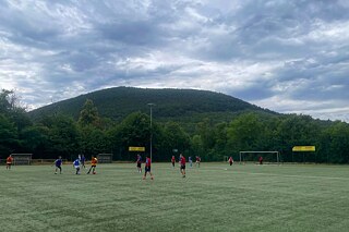 Jugendliche spielen Fußball.
