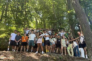 Jugendliche in einem Wald