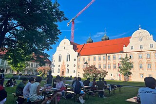 Jugendliche beim Abendbrot in einem Park