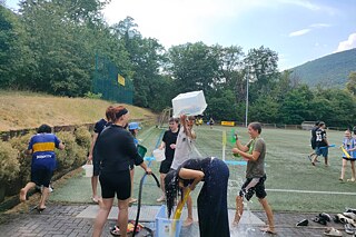 Jugendliche bei einer Wasserschlacht