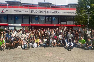 Jugendliche vor dem Studentenwerk der Uni Göttingen