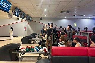 Jugendliche auf einer Bowlingbahn