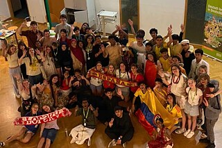 Gruppenbild mit verschiedenen Flaggen und Trachten