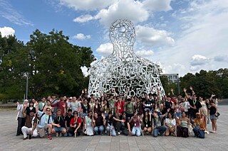 Jugendliche vor der Skulptur „Body of Knowledge“ auf dem Theodor-W.-Adorno-Platz