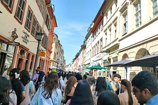 Jugendliche unterwegs in der Altstadt von Heidelberg