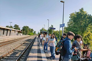Jugendliche auf einem Bahnsteig
