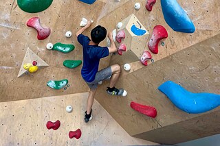 Jugendlicher beim Bouldern