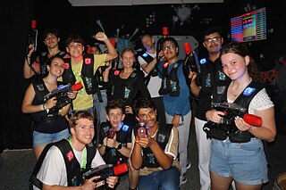 Jugendliche beim Laser Tag Spiel