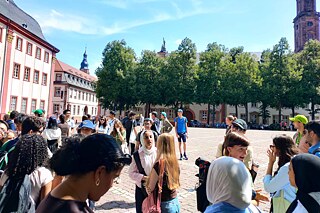 Jugendliche auf dem Universitätsplatz in Heidelberg