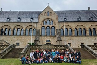 Gruppenbild vor der Kaiserpfalz in Goslar