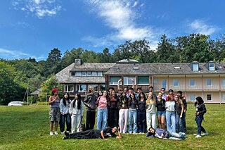 Jugendliche auf einer Wiese