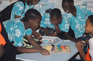 Schülerinnen des Institution Immaculée Conception spielen Mensch ärgere Dich nicht