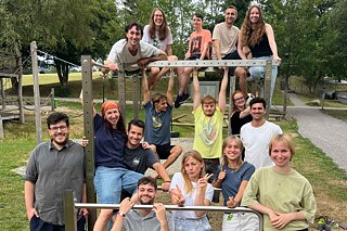 Fröhliche junge Erwachsene in einem Park