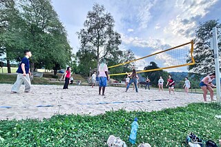Jugendliche spielen Beach-Volleyball