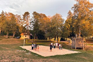 Jugendliche auf einem Volleyballspielfeld
