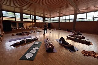 Jugendliche beim Yoga