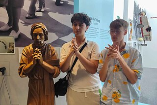 Jugendliche in einem Museum