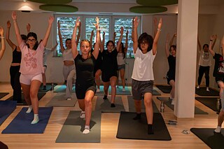 Jugendliche beim Yoga
