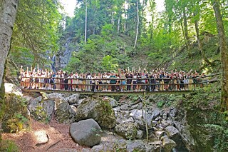 Gruppenfoto am Wasserfall