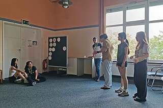 Jugendliche spielen Theater.