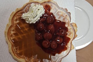 Waffel mit Kirschkompott und Sahne