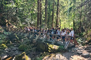 Jugendliche bei einer Wanderung