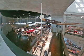 Jugendliche im Mercedes-Benz-Museum
