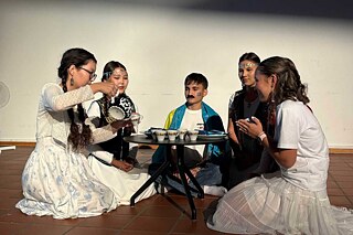 Jugendliche präsentieren Traditionen aus ihrem Land.