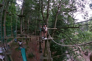 Jugendliche im Kletterwald