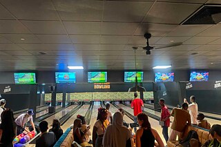 Jugendliche beim Bowling