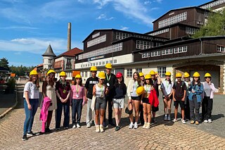 Jugendliche vor dem Museum und Besucherbergwerk Rammelsberg