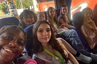 Jugendliche in einem Bus
