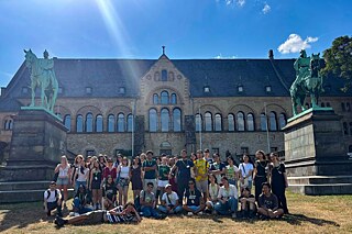 Gruppenfoto vor der Kaiserpfalz in Goslar