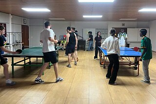 Jugendliche spielen Tischtennis.