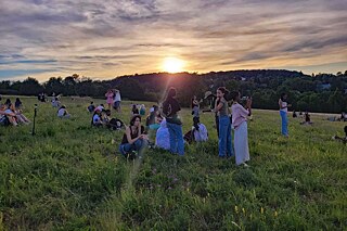 Jugendliche in Bamberg beobachten die partielle Sonnenfinsternis.