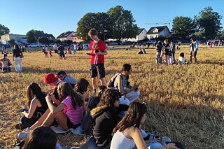 Jugendliche auf einer Wiese