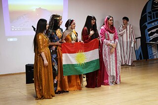 Jugendliche in kurdischer Tracht