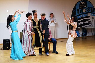 Jugendliche in marokkanischer Tracht