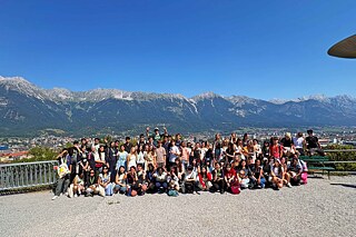 Gruppenfoto an der Skisprungschanze