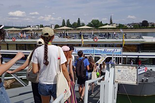 Jugendliche auf einem Ausflugsdampfer