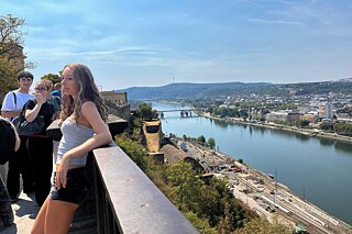 Jugendliche auf einer Aussichtsplattform in Koblenz