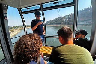 Jugendliche in der Kabine einer Seilbahn