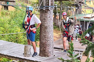 Jugendliche auf einem Hochseilgarten-Paracours