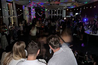 Jugendliche feiern eine Party.