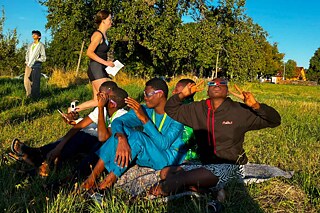 Jugendliche beobachten die Sonnenfinsternis.