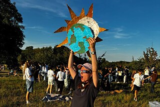 Jugendliche feiern die Sonnenfinsternis.
