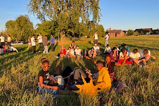 Jugendliche beobachten die Sonnenfinsternis.